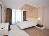 Girne Merkez'de Güvenlikli Havuzlu Site İçinde Lüks Eşyalı Full Deniz Manzaralı 3+1 Satılık Daire