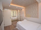 Girne Merkez'de Güvenlikli Havuzlu Site İçinde Lüks Eşyalı Full Deniz Manzaralı 3+1 Satılık Daire