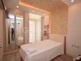 Girne Merkez'de Güvenlikli Havuzlu Site İçinde Lüks Eşyalı Full Deniz Manzaralı 3+1 Satılık Daire