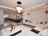Girne Merkez'de Güvenlikli Havuzlu Site İçinde Lüks Eşyalı Full Deniz Manzaralı 3+1 Satılık Daire