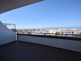 Girne Merkez'de Güvenlikli Havuzlu Site İçinde Lüks Eşyalı Full Deniz Manzaralı 3+1 Satılık Daire