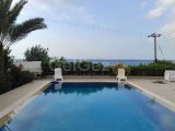 Kıbrıs Girne'de Denize Sıfır Lüks 5+1 Satılık Villa