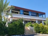 Kıbrıs Girne'de Denize Sıfır Lüks 5+1 Satılık Villa