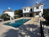 Girne, Zeytinlik bölgesinde satılık 4+1 villa