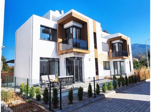 Girne, Alsancak bölgesinde satılık 4+1 üç katlı, jakuzili villa