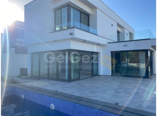 Girne, Bellapais'te satılık muhteşem 5+2 triülex villa