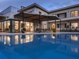 Satılık Muhteşem Süper Lüks 7 Yatak Odalı Denize Sıfır Villa. Girne Esentepe Bölgesi