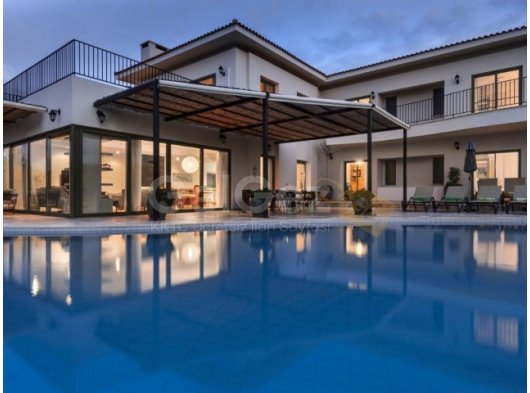 Satılık Muhteşem Süper Lüks 7 Yatak Odalı Denize Sıfır Villa. Girne Esentepe Bölgesi