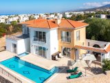 Satılık Muhteşem Lüks 5 Yatak Odalı Havuzlu ve Bahçeli Villa, Girne Esentepe Bölgesi