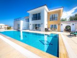 Satılık Muhteşem Lüks 5 Yatak Odalı Havuzlu ve Bahçeli Villa, Girne Esentepe Bölgesi