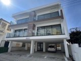 Girne Merkez'de satılık yeni komple bina. Ticari izinli bina!