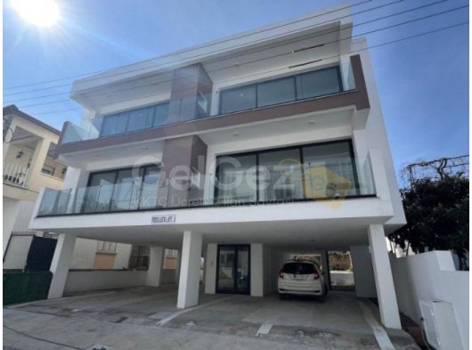 Girne Merkez'de satılık yeni komple bina. Ticari izinli bina!