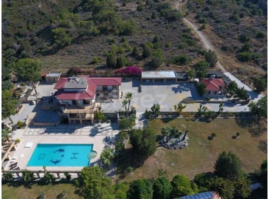 Girne Merkezde satılık muazzam 5+2 Malikane.