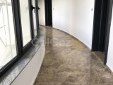 Girne merkezde deniz ve dağ manzaralı satılık 1+1 daire
