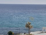Girne merkezde satılık yüzme havuzlu 3+1 Deniz Kenarı Daire