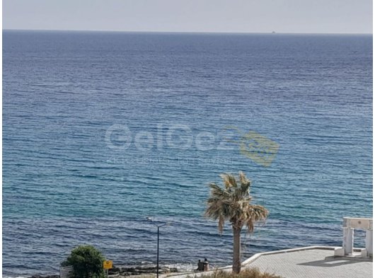 Girne merkezde satılık yüzme havuzlu 3+1 Deniz Kenarı Daire