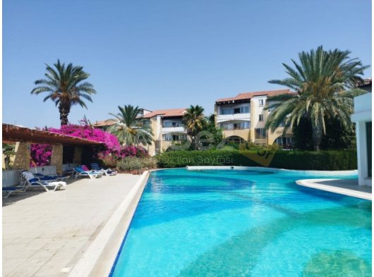 Girne merkezde Havuzlu site içinde kiralık full eşyalı 1+1 daire