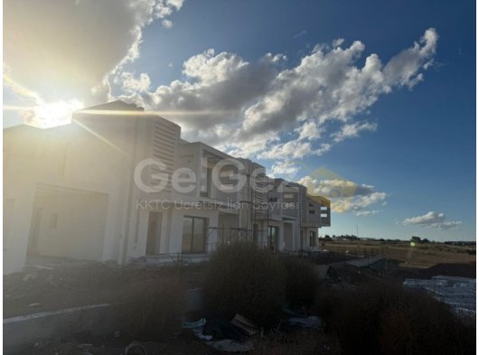 LEFKOŞA/BATIKENT' DE 3+1 SATILIK İKİZ VİLLA