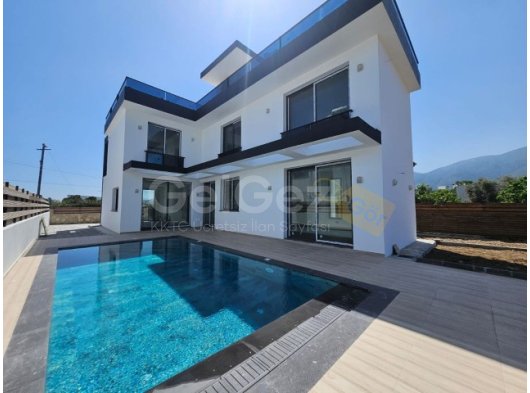 GİRNE OZANKÖY ERDENER MARKET BÖLGESİ SATILIK 4+1 LÜKS VİLLA