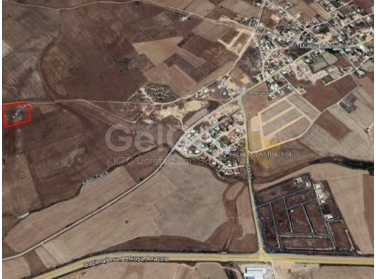 GAZİMAĞUSA/MUTLUYAKA'DA SATILIK 8 DÖNÜM 1 EVLEK TARLA
