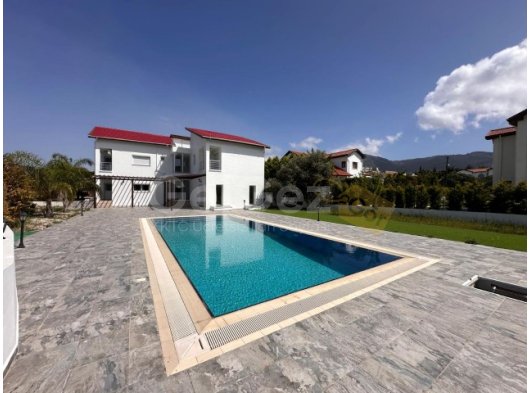 GİRNE/ALSANCAK'TA MERİT HOTELLERE YAKIN KONUMDA SATILIK 6+2 ÖZEL HAVUZLU VİLLA