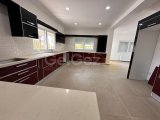 GİRNE/ALSANCAK'TA MERİT HOTELLERE YAKIN KONUMDA SATILIK 6+2 ÖZEL HAVUZLU VİLLA