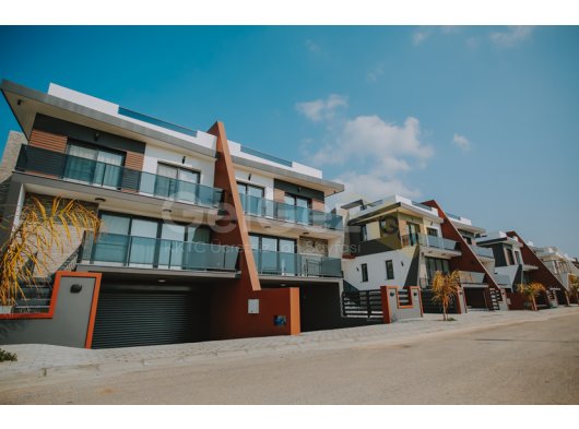 iskele triplex villa havuzlu denıze yakın
