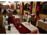 Şık restoranı, İngiliz tarzı pub'ı, 3 açık yüzme havuzu ve özel plajı bulunan rahat otel.