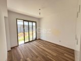 Girne Alsancak’ta, Gözde Sitede, Necat British Koleji’ne Yürüme Mesafesinde Satılık 2+1 Bahçeli Daire!