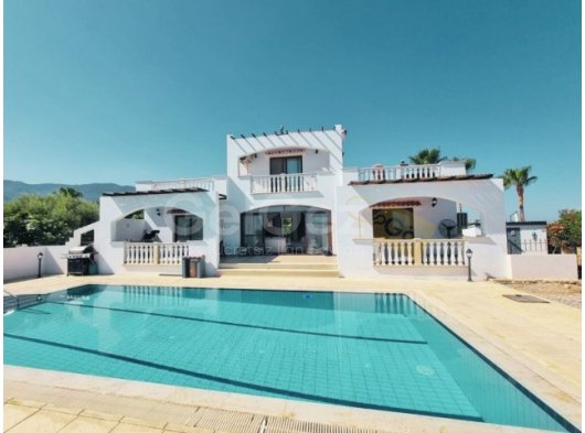 3+1 Villa | Özel Havuz | Full Eşyalı | Deniz & Dağ Manzaralı | Bahçeli – Girne