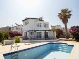 Girne Esetenpe'de Fırsat! 4 Yatak Odalı Deniz Manzaralı Satılık Villa!