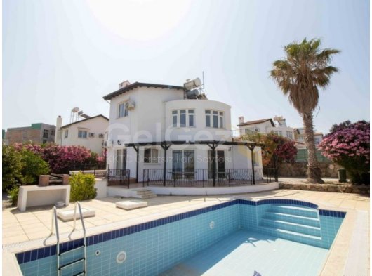 Girne Esetenpe'de Fırsat! 4 Yatak Odalı Deniz Manzaralı Satılık Villa!