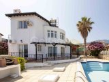 Girne Esetenpe'de Fırsat! 4 Yatak Odalı Deniz Manzaralı Satılık Villa!