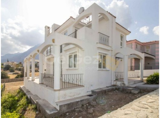 GİRNE KARŞIYAKA'DA DAĞ VE DENİZ MANZARALI KİRALIK 3+1 VİLLA!