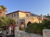 Girne Karşıyaka'da Akdeniz Mimarisi İle Muhteşem Dağ ve Deniz Manzaralı Satılık 4+1 Taş Villa!