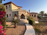 Girne Karşıyaka'da Akdeniz Mimarisi İle Muhteşem Dağ ve Deniz Manzaralı Satılık 4+1 Taş Villa!