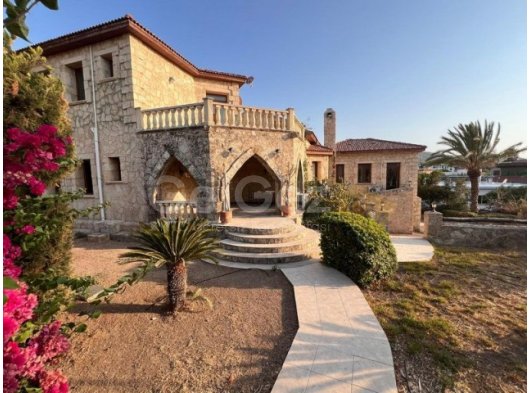 Girne Karşıyaka'da Akdeniz Mimarisi İle Muhteşem Dağ ve Deniz Manzaralı Satılık 4+1 Taş Villa!