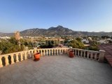 Girne Karşıyaka'da Akdeniz Mimarisi İle Muhteşem Dağ ve Deniz Manzaralı Satılık 4+1 Taş Villa!