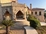Girne Karşıyaka'da Akdeniz Mimarisi İle Muhteşem Dağ ve Deniz Manzaralı Satılık 4+1 Taş Villa!