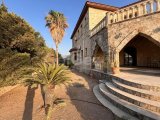 Girne Karşıyaka'da Akdeniz Mimarisi İle Muhteşem Dağ ve Deniz Manzaralı Satılık 4+1 Taş Villa!
