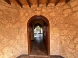 Girne Karşıyaka'da Akdeniz Mimarisi İle Muhteşem Dağ ve Deniz Manzaralı Satılık 4+1 Taş Villa!