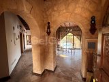 Girne Karşıyaka'da Akdeniz Mimarisi İle Muhteşem Dağ ve Deniz Manzaralı Satılık 4+1 Taş Villa!