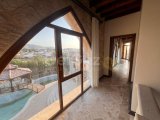 Girne Karşıyaka'da Akdeniz Mimarisi İle Muhteşem Dağ ve Deniz Manzaralı Satılık 4+1 Taş Villa!