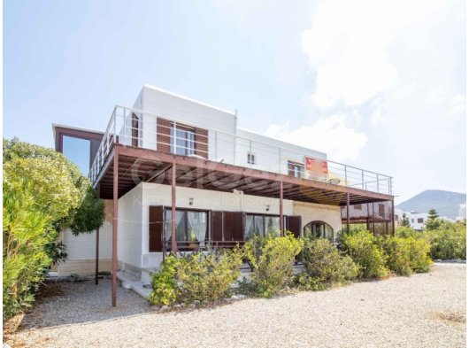 4 yatak odalı satılık villa + eşyalı + ortak havuz + özel bahçe + denize 100 metre yürüme mesafesi £350,000