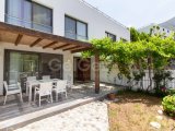Bellapais'te Havuzlu Site İçerisinde Çatı Teraslı ve Ful Eşyalı 4+1 İkiz Villa
