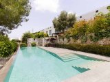 Bellapais'te Havuzlu Site İçerisinde Çatı Teraslı ve Ful Eşyalı 4+1 İkiz Villa