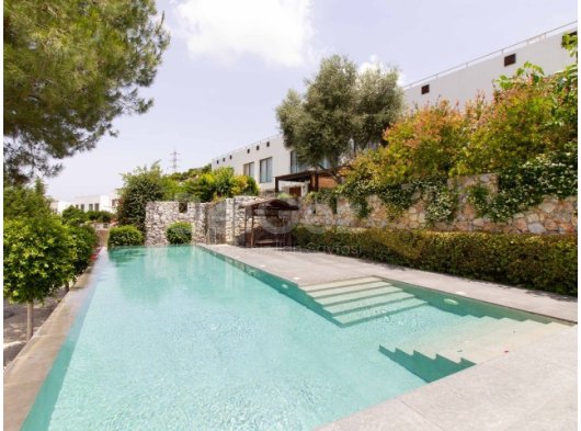 Bellapais'te Havuzlu Site İçerisinde Çatı Teraslı ve Ful Eşyalı 4+1 İkiz Villa