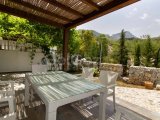 Bellapais'te Havuzlu Site İçerisinde Çatı Teraslı ve Ful Eşyalı 4+1 İkiz Villa