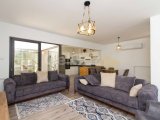 Bellapais'te Havuzlu Site İçerisinde Çatı Teraslı ve Ful Eşyalı 4+1 İkiz Villa