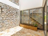 Bellapais'te Havuzlu Site İçerisinde Çatı Teraslı ve Ful Eşyalı 4+1 İkiz Villa